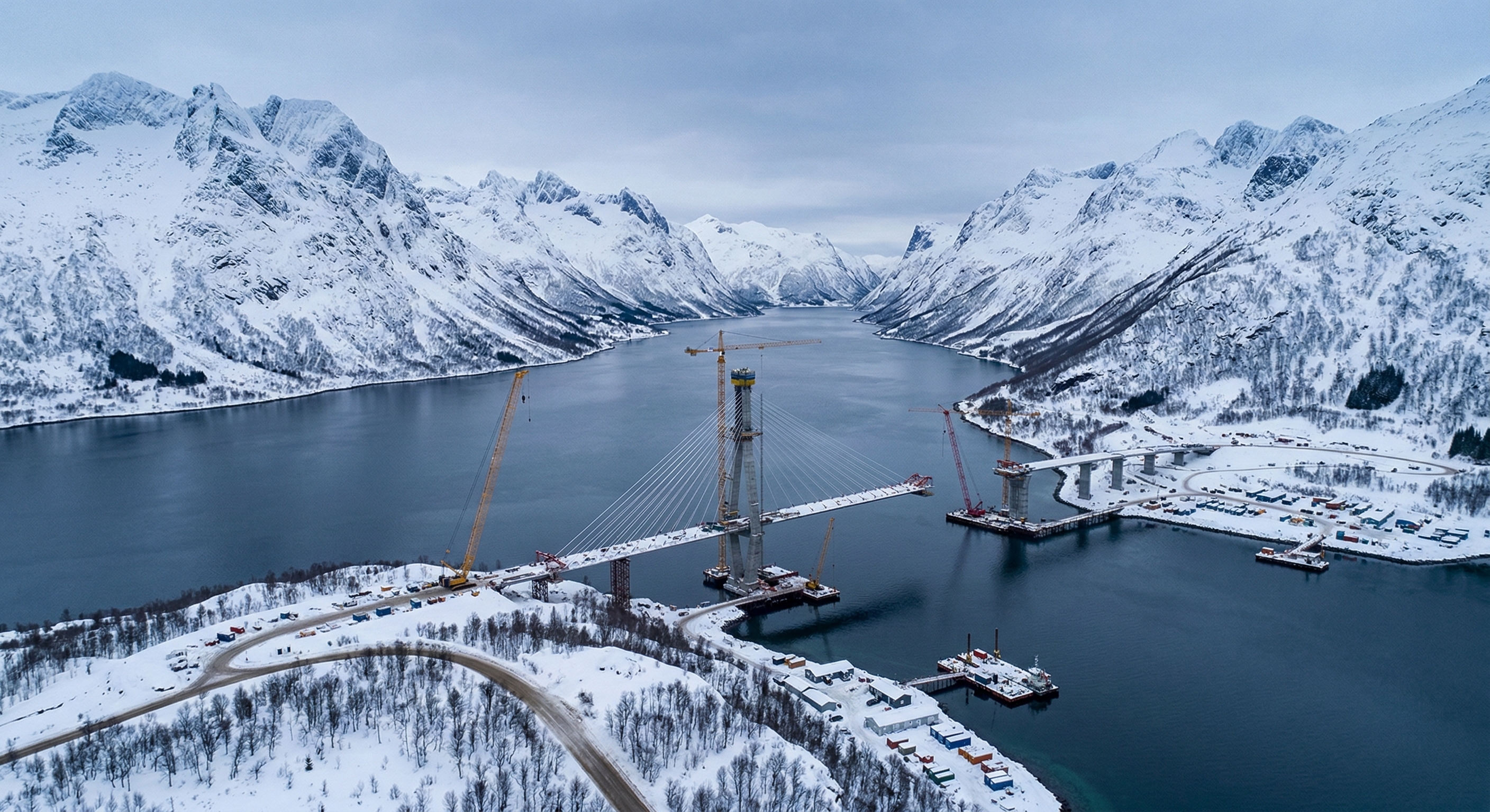 Ferdig bro i sommerfjord